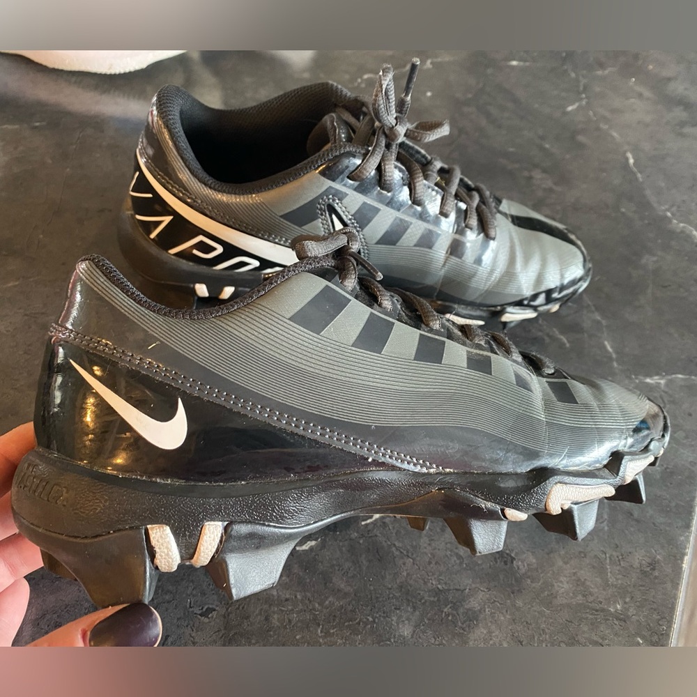 Boys Nike Vapor Cleats - size 6